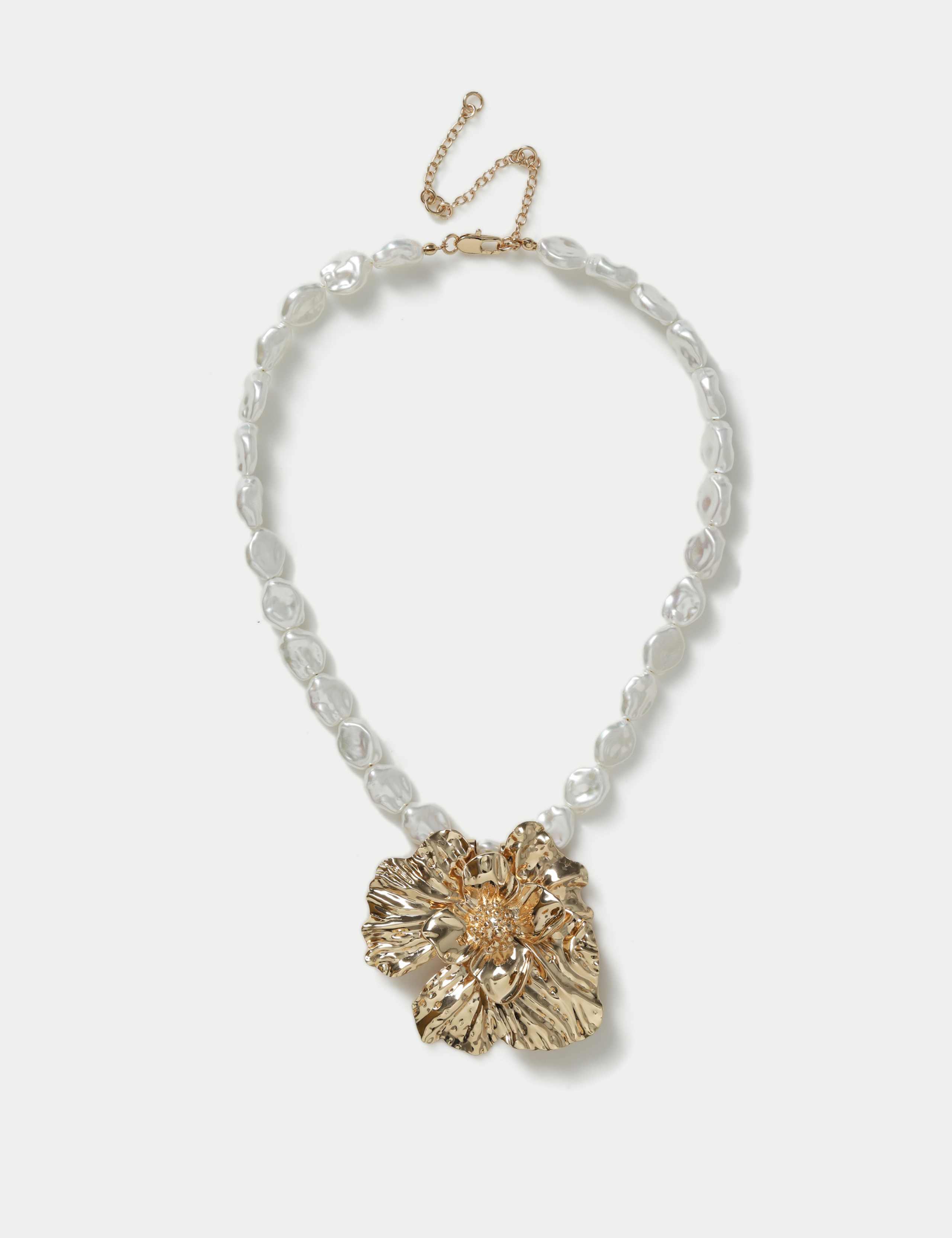 Pearl Casted Flower Necklace