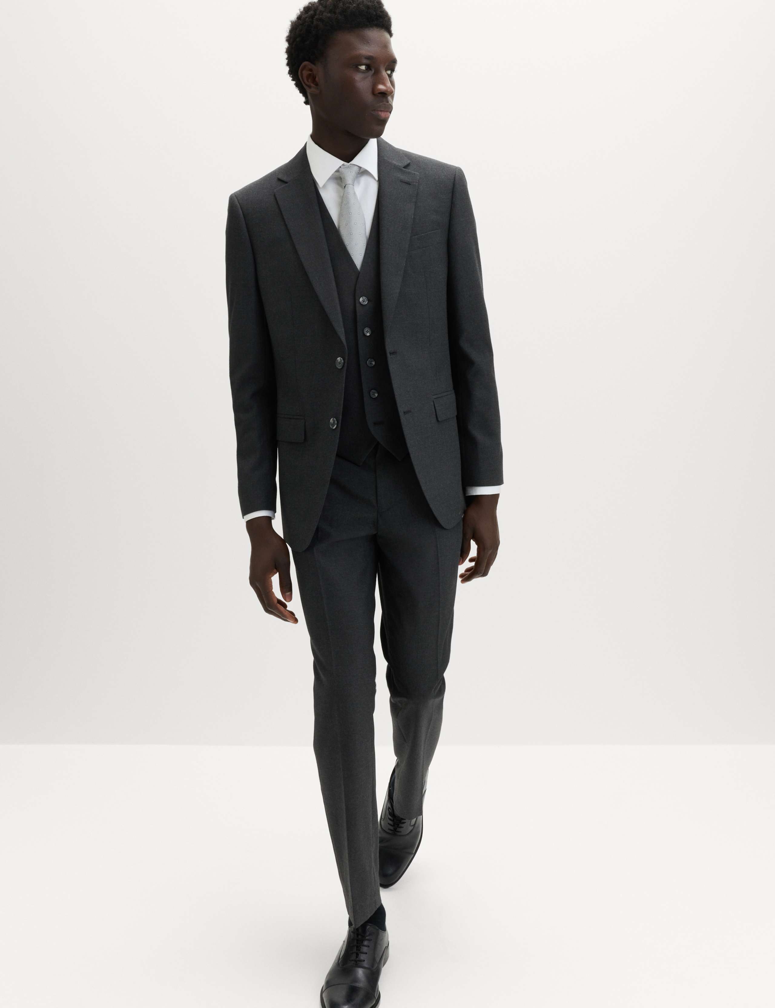 3 Piece Slim Fit Machine Washable Suit 5 of 9