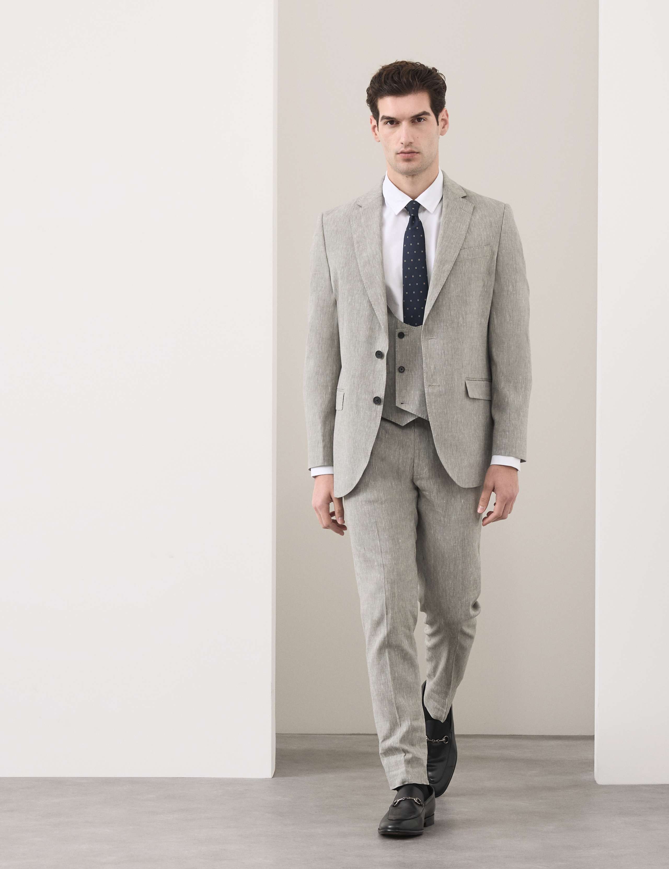 3 Piece Tailored Fit Italian Performance Linen Blend Suit 6 of 9