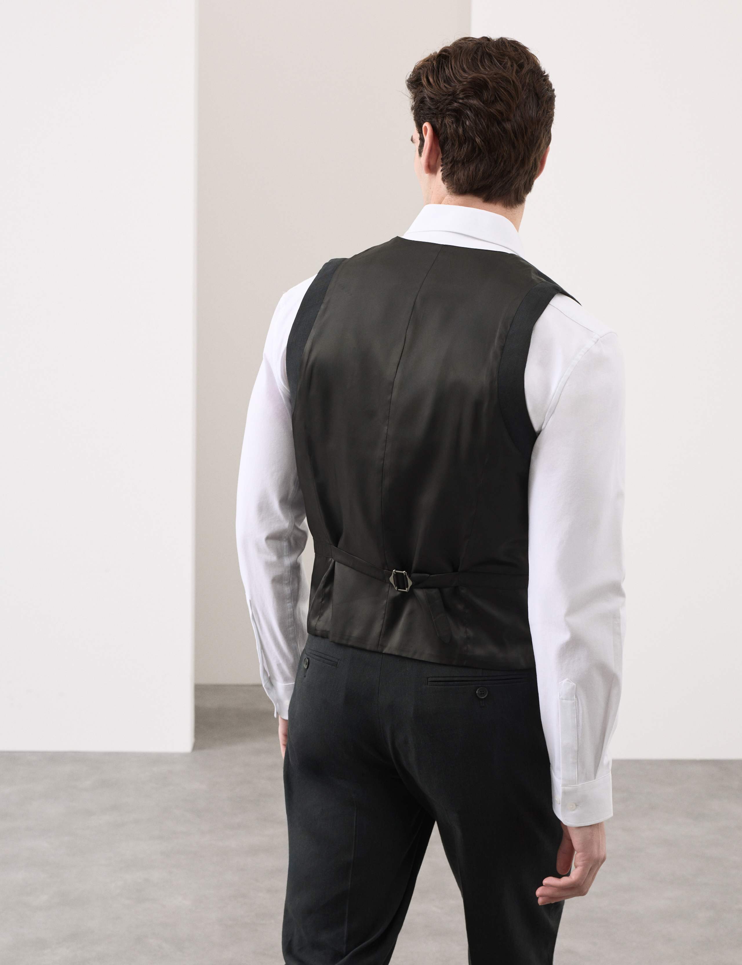 3 Piece Tailored Fit Italian Performance Linen Blend Suit 4 of 6