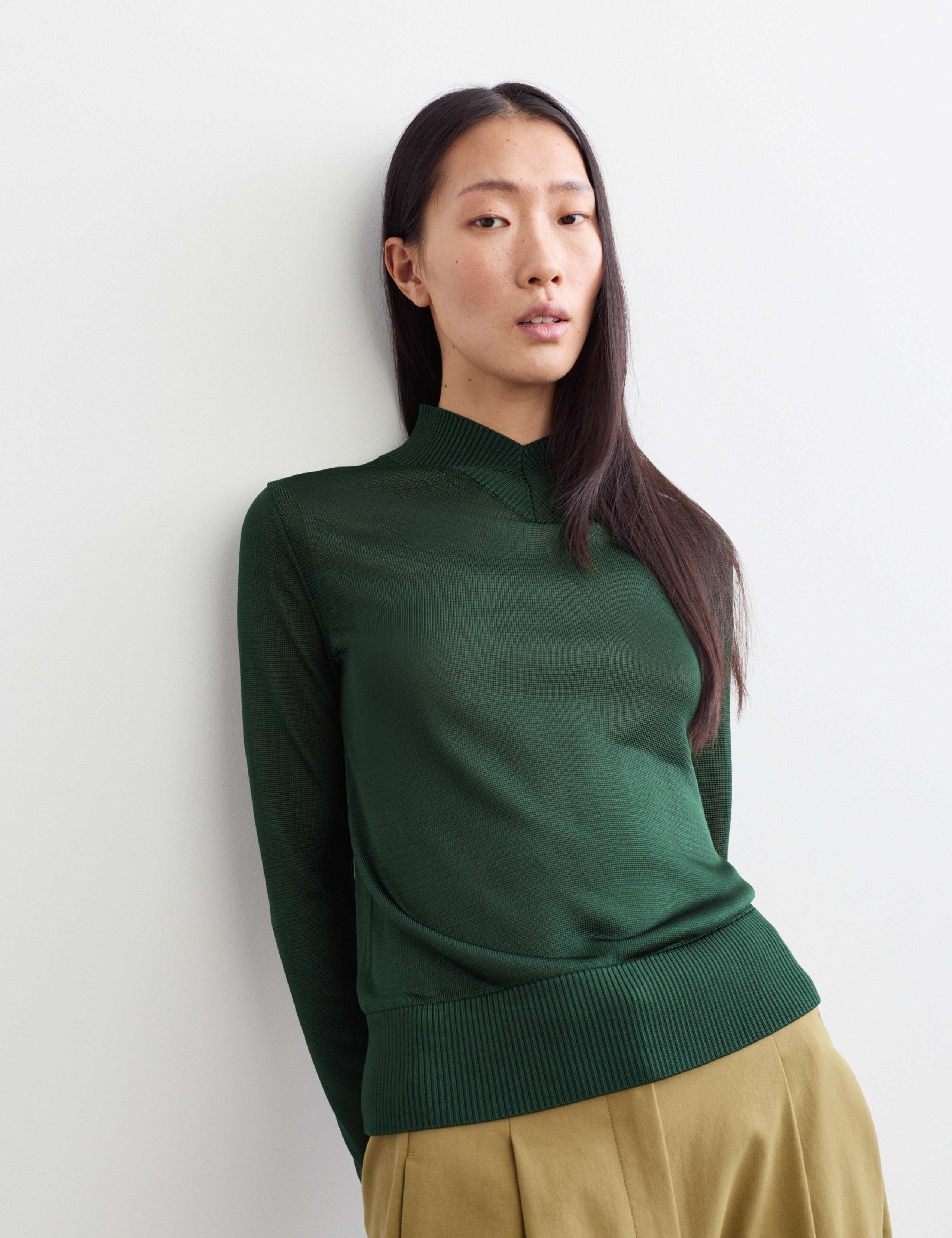 Ribbed High Shine V Neck Jumper