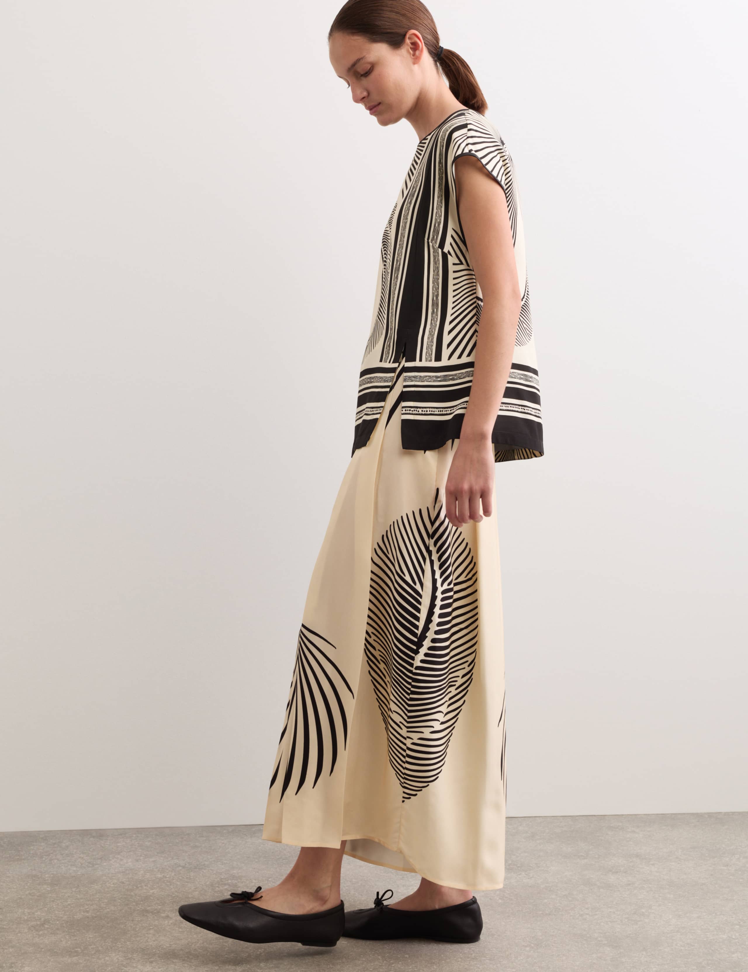 Printed Collarless Top & Trouser Set 2 of 6
