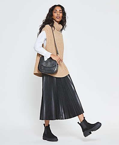 Black pleated skirt ideas best sale