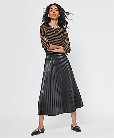 Black pleated skirt ootd best sale