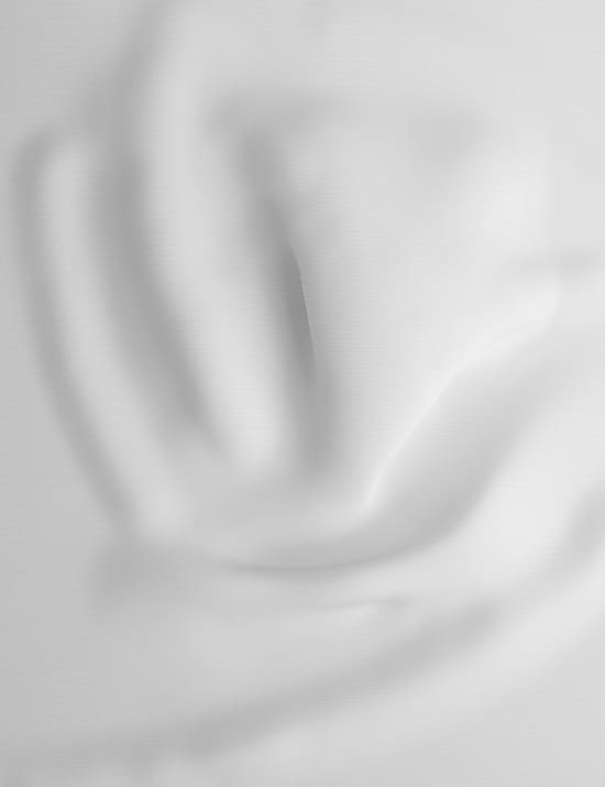 Angenehm k&uuml;hles, tief geschnittenes Spannbettlaken mit hohem Lyocell-Anteil