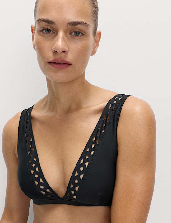 Gevormde en gevulde plunge-bikini met neopreen afwerking en uitsparingen