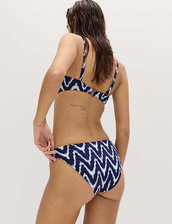 Bandeaubikini-set met vulling, gedraaide voorkant en print