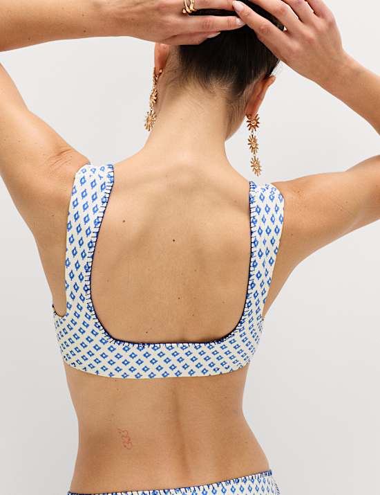 ביקיני בהדפס עם תיפורים בקצוות ומחשוף עגול ורחב