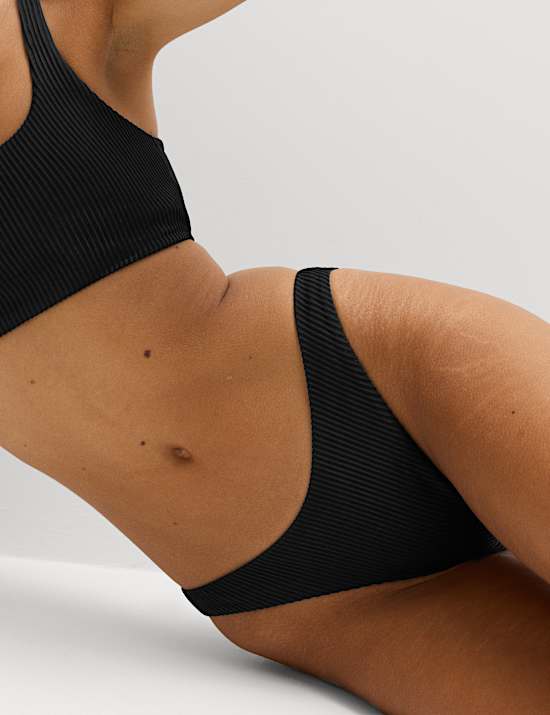 Bikini &agrave; d&eacute;collet&eacute; rond et motif c&ocirc;tel&eacute;