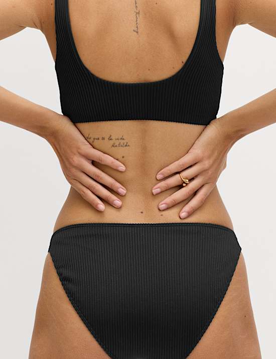 Bikini &agrave; d&eacute;collet&eacute; rond et motif c&ocirc;tel&eacute;