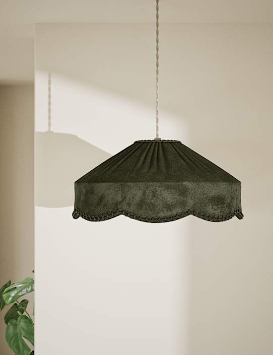 Fluwelen kap met decoratieve afwerking