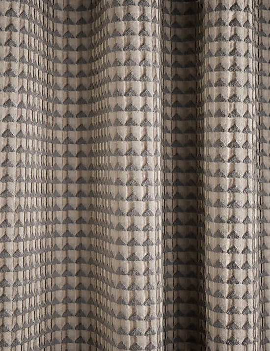 Cortinas de terciopelo con ojales y diseño geométrico