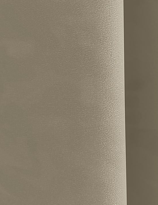 Lubang Gantungan Tirai Beludru