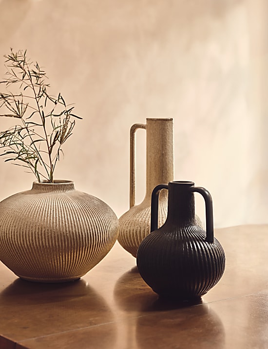 Κεραμική κανάτα με ραβδώσεις