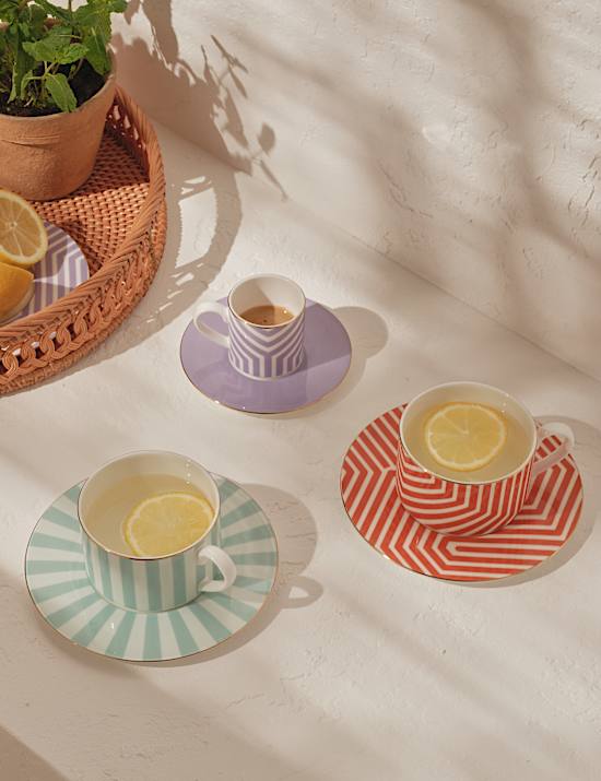 Taza y platillo de porcelana fina a rayas