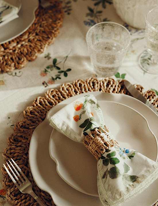 Dinerbord met gekartelde schulprand