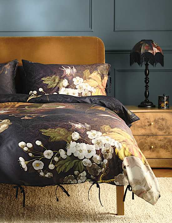 Beddengoedset van satijnweefsel met bloemmotief