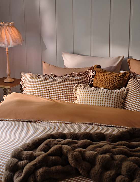 Coussin en chenille tiss&eacute;e &agrave; carreaux Vichy