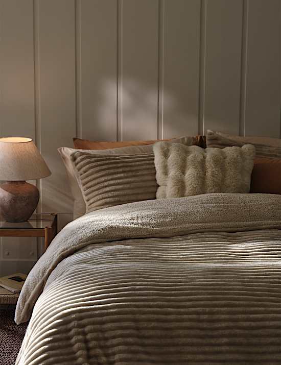 Coussin en fausse fourrure