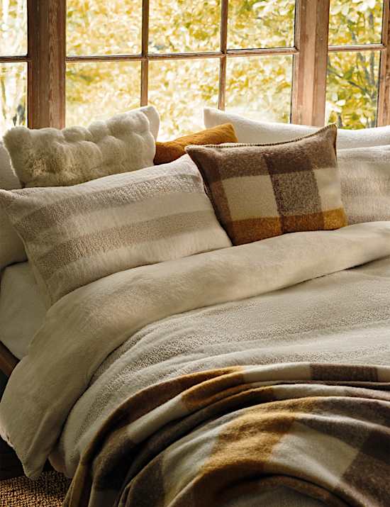 Coussin en fausse fourrure