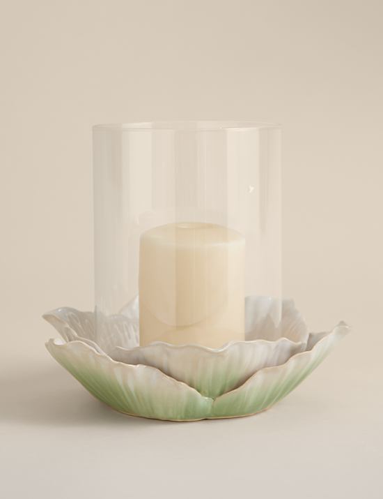 פמוט עששית בדוגמת עלי כותרת ובעיצוב קפלים