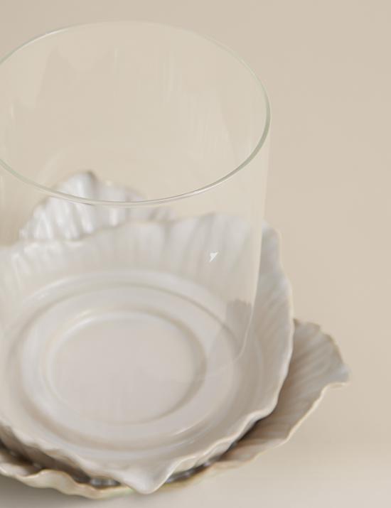 פמוט עששית בדוגמת עלי כותרת ובעיצוב קפלים