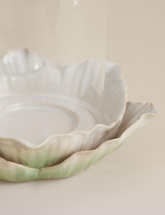 פמוט עששית בדוגמת עלי כותרת ובעיצוב קפלים