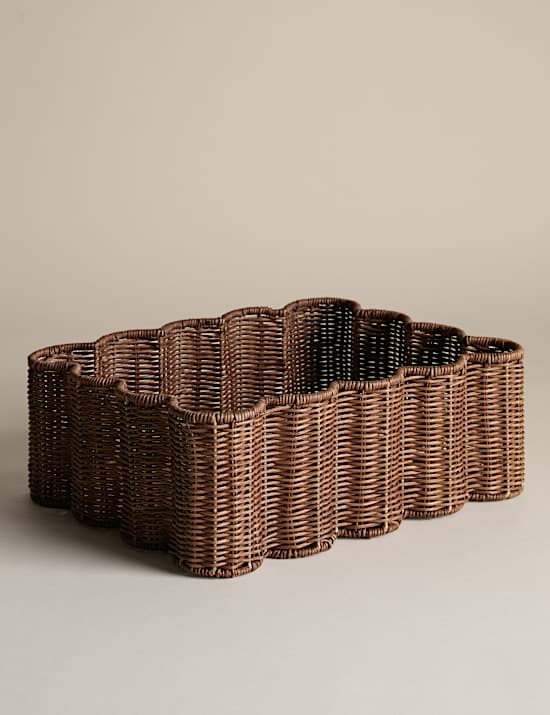 Medium Scalloped Rattan Tray