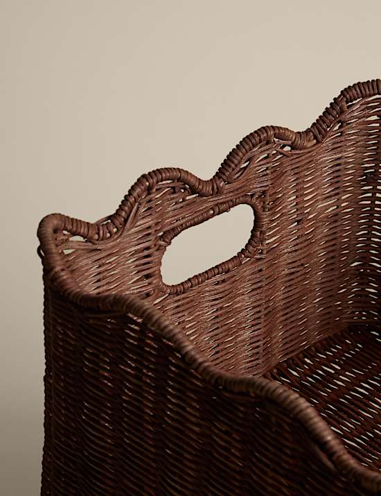 Rechteckiger Rattankorb mit Wellenrand