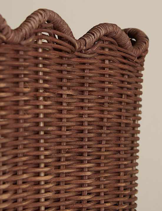 Rechteckiger Rattankorb mit Wellenrand