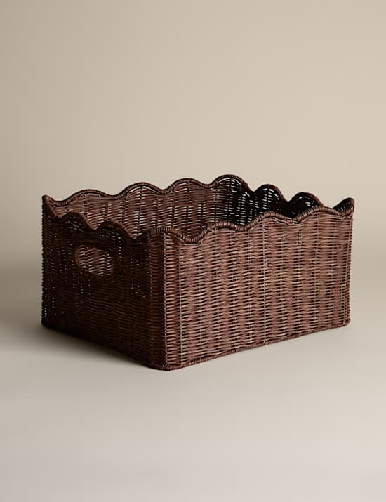 Rechteckiger Rattankorb mit Wellenrand
