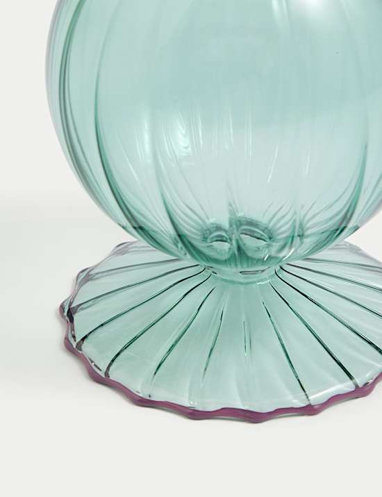 Świecznik z prążkowanego szkła