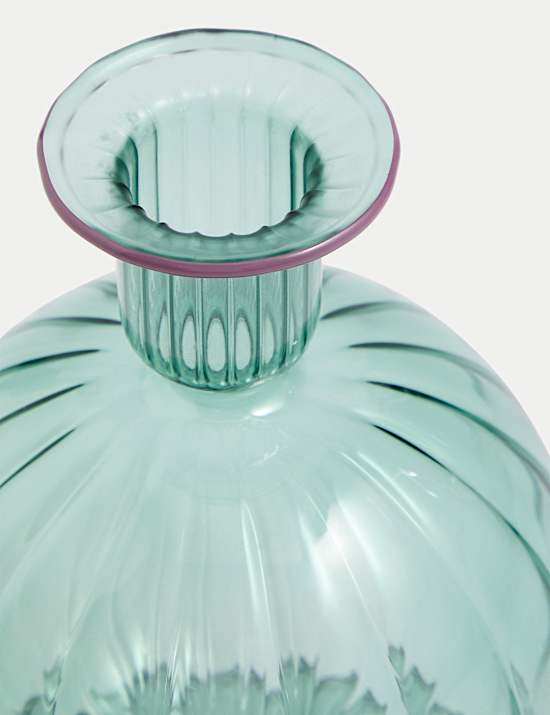 Świecznik z prążkowanego szkła