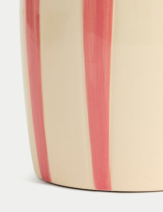 Künstliche Pomponblume in Keramikvase