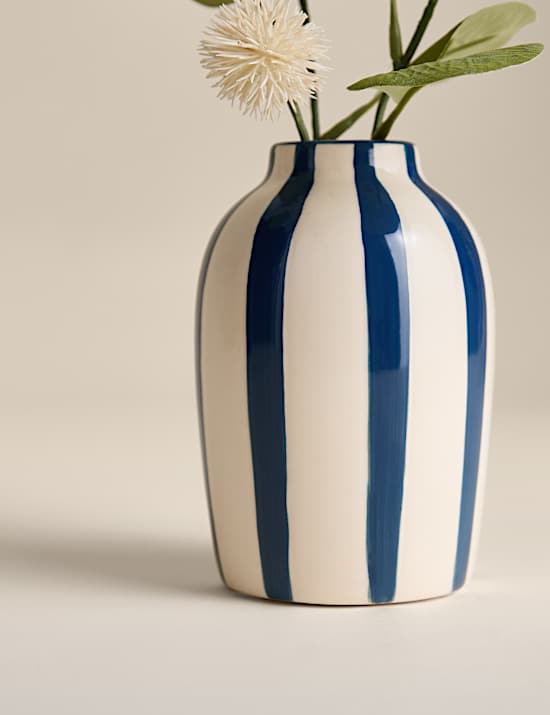 Fleurs pompons artificielles dans un vase en c&eacute;ramique