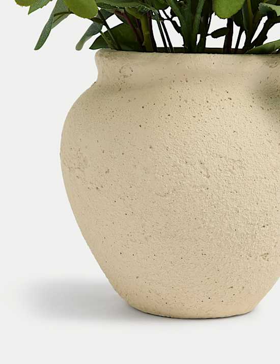 Groot boeket kunstbloemen in glazen vaas