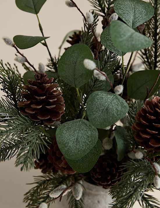 Künstliches Winterarrangement in Betontopf