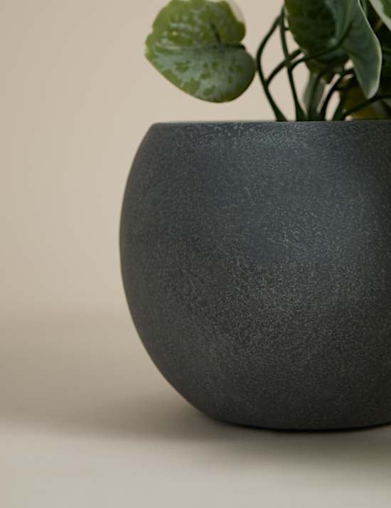 Künstlicher Hänge-Eukalyptus im Keramiktopf