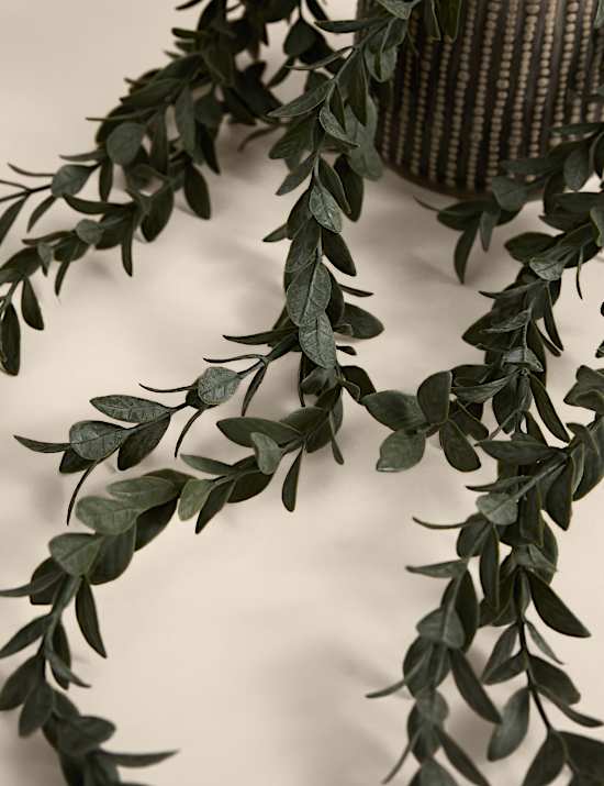 Künstlicher niederliegender Buchsbaum im Keramiktopf