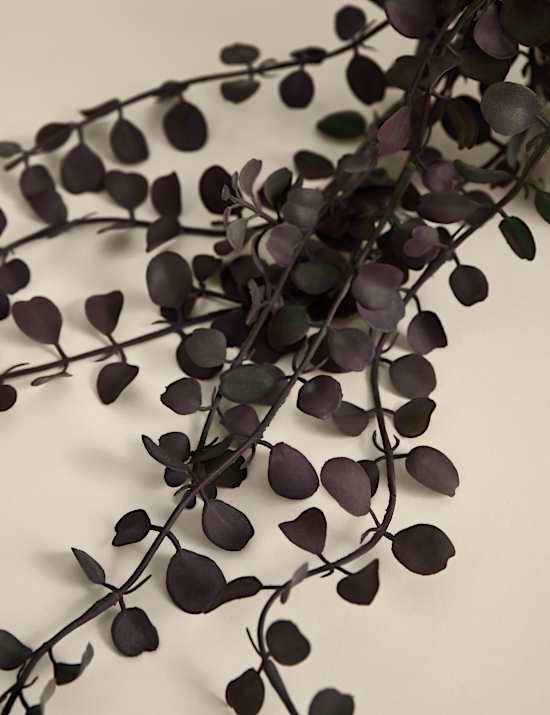 Künstliche Leuchterblume im Keramiktopf