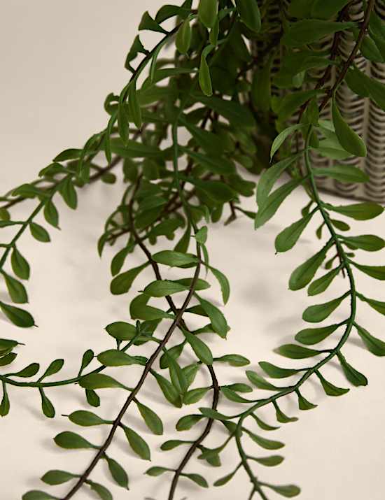 Künstlicher Hänge-Farn im Keramiktopf