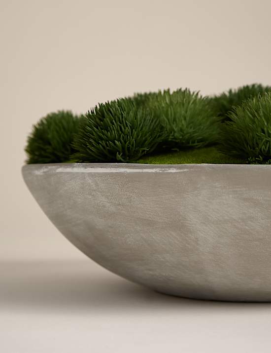 Kunstmoos in großer Betonschüssel
