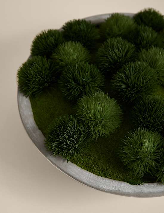 Kunstmoos in großer Betonschüssel