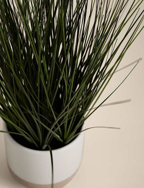 Kunstgras im Keramiktopf mit Fuß