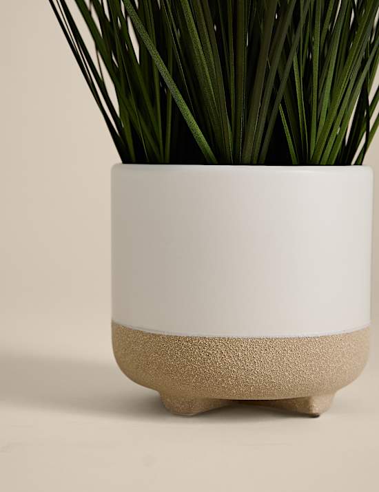 Kunstgras im Keramiktopf mit Fuß