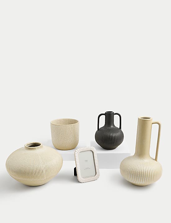 Κεραμική κανάτα με ραβδώσεις