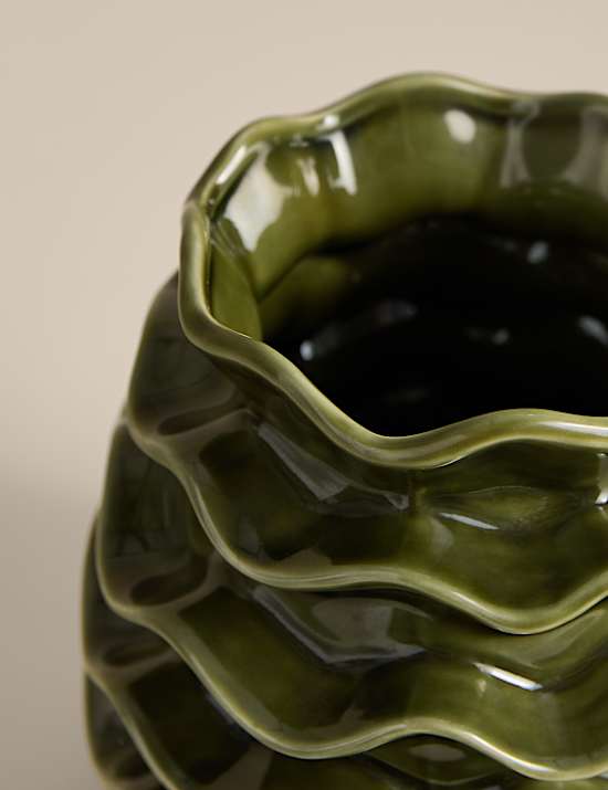 Mittelgroße Keramikvase mit Rüschendetail