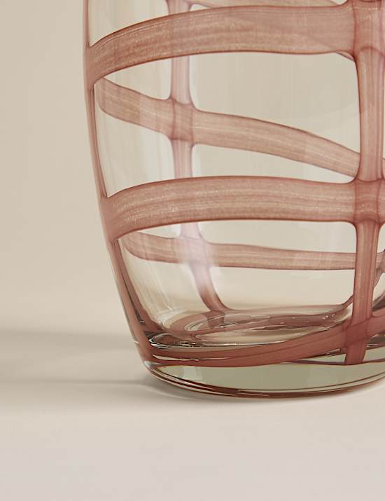 Kleine Glasvase mit Karomuster