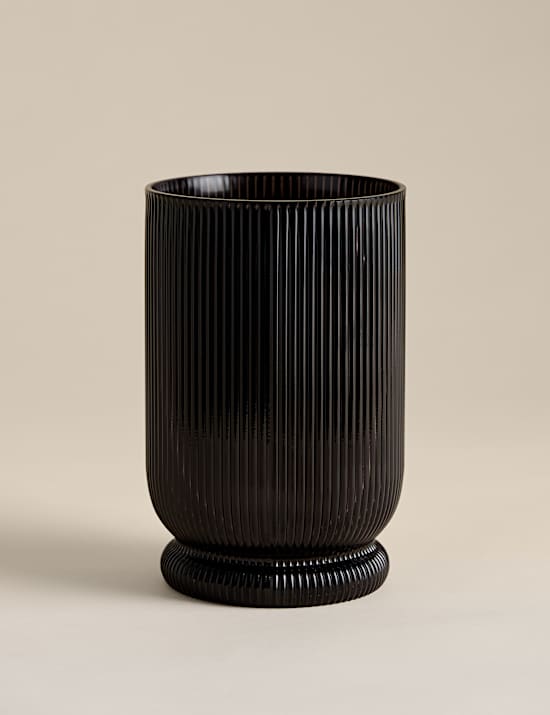 Świecznik wiatrochronny z prążkowanego szkła