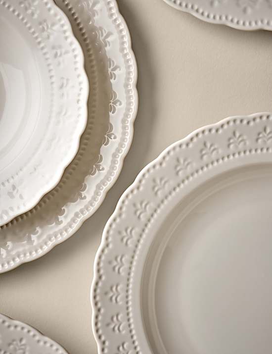 16 Piece Vintage Dinner Set